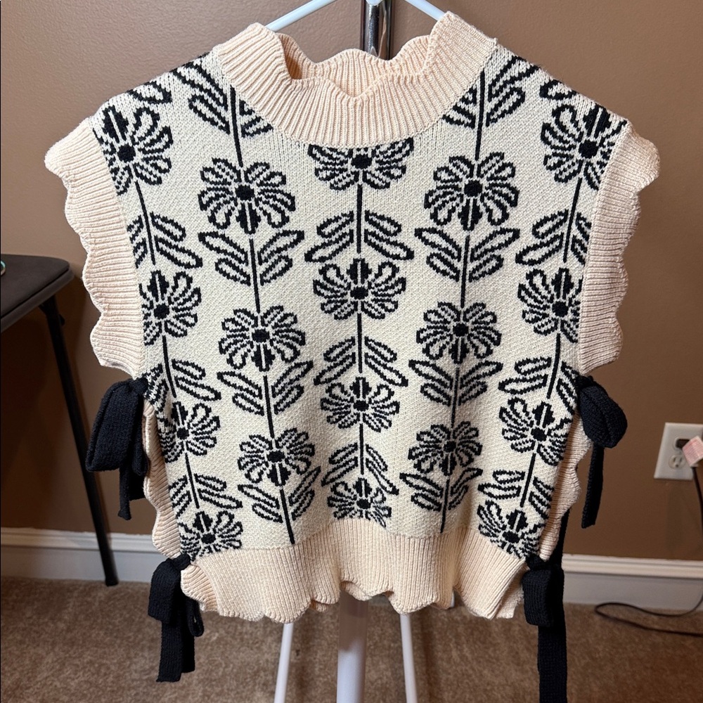 Elegant Floral Knit Sweater Vest - Cream and Black